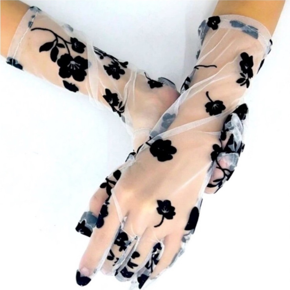 Floral Print Mesh Gloves
One Size
NWT